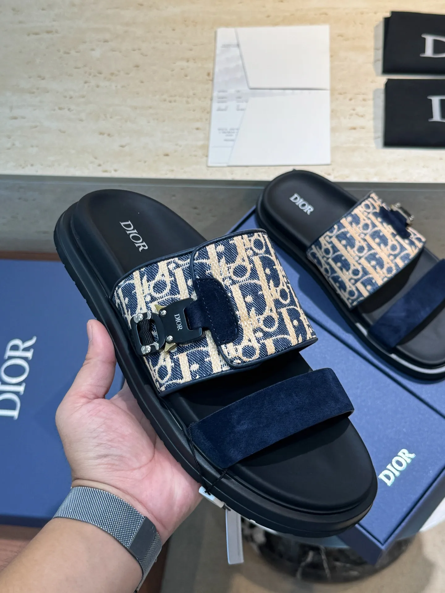 Factory price: 340💰Djia Aqua men's slippers and sandals, Dior's Aqua sandals are elegant and casual. The cross-strap design is reinterpreted in CD Diamond canvas, inspired by the brand's archives. Finished with a branded logo and tonal notch sole, they can be worn easily with shorts or jeans for a sophisticated look. Cowhide spliced ​​canvas + cowhide lining + rubber outsole Size: 39-44 (38 45 customized)